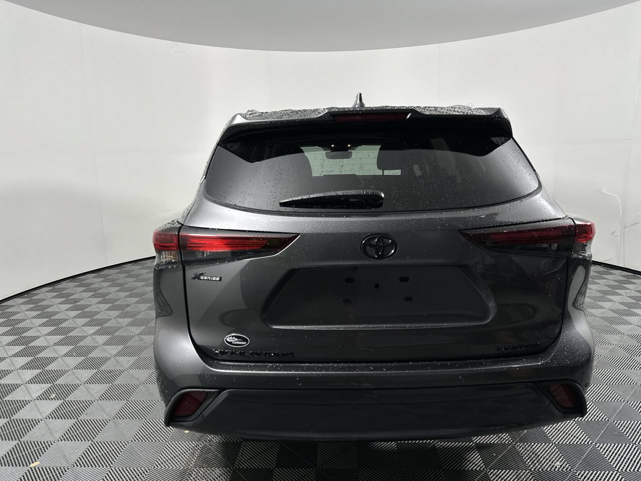 Used 2024 Toyota Highlander Limited FWD image 4