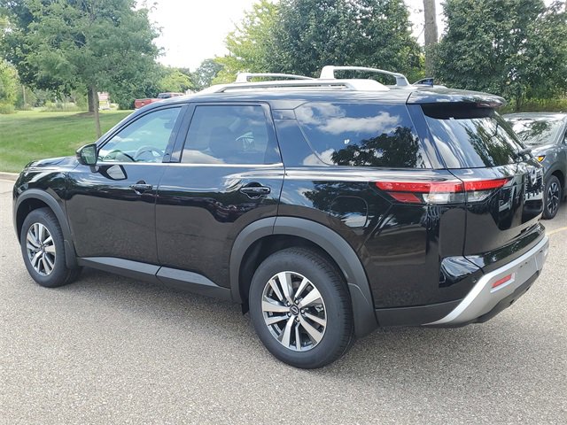 New 2025 Nissan Pathfinder SL w/ Black Appearance Package image 3
