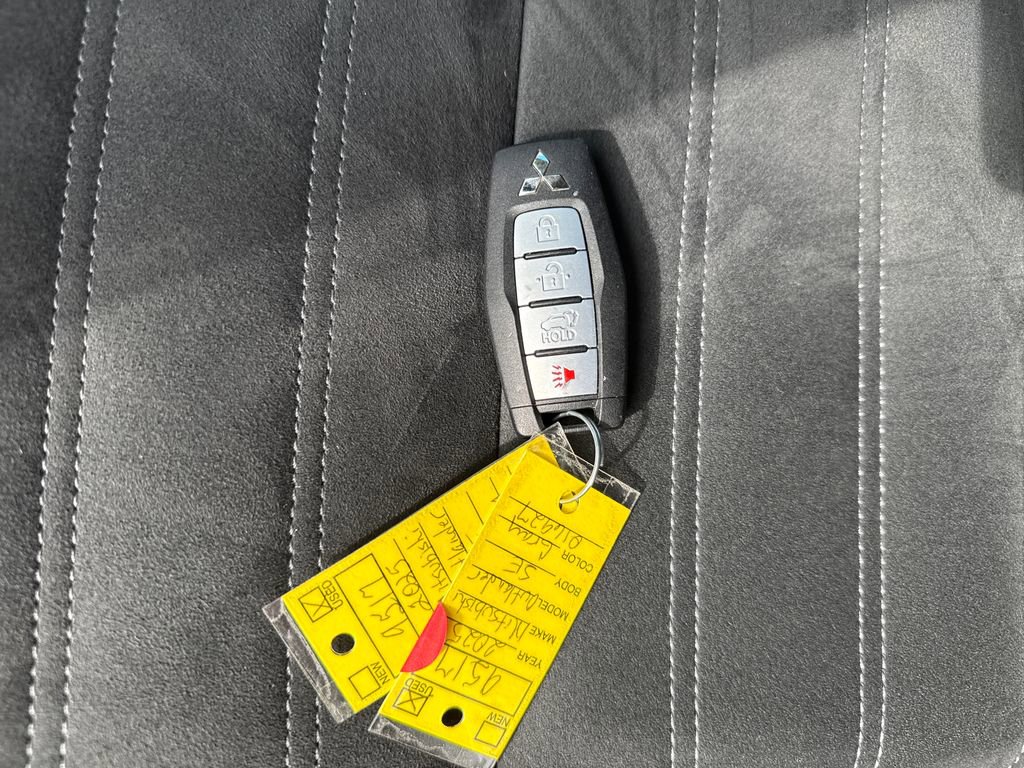 Used 2025 Mitsubishi Outlander SE image 31