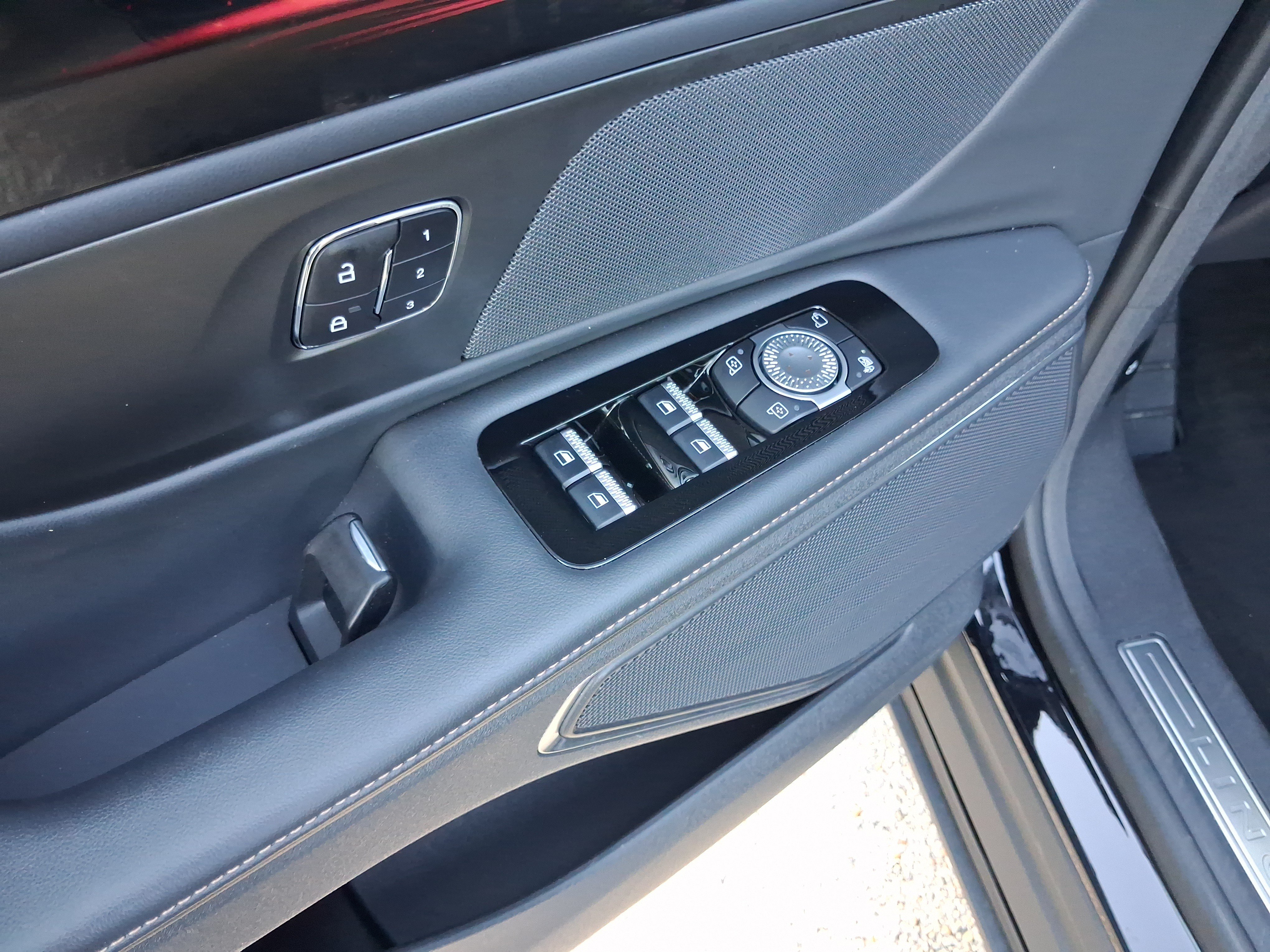 Certified 2024 Lincoln Nautilus Reserve w/ Jet Appearance Package (87T) AWD/4WD image 14