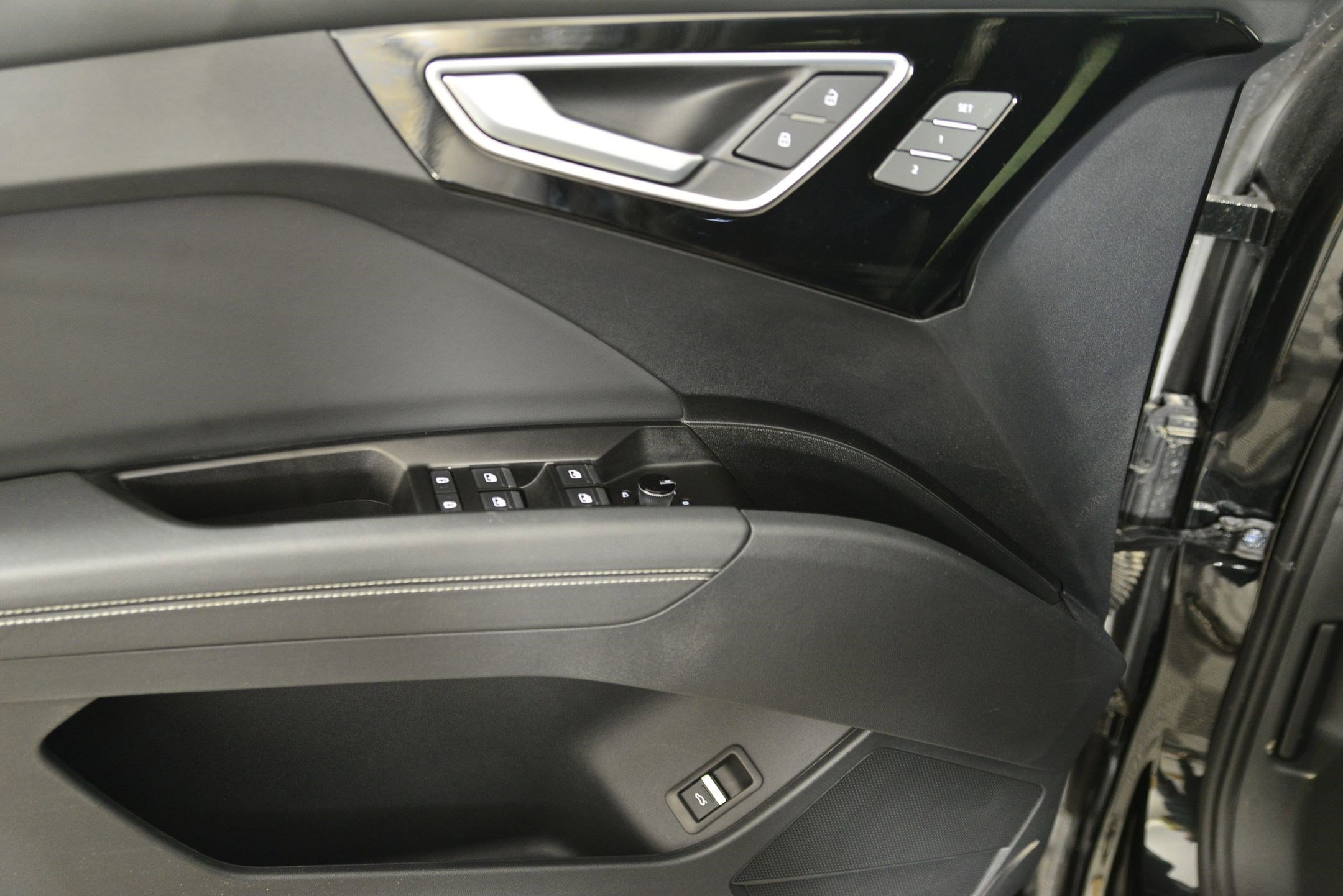 Certified 2024 Audi Q4 e-tron Prestige w/ Black Optic Package image 28