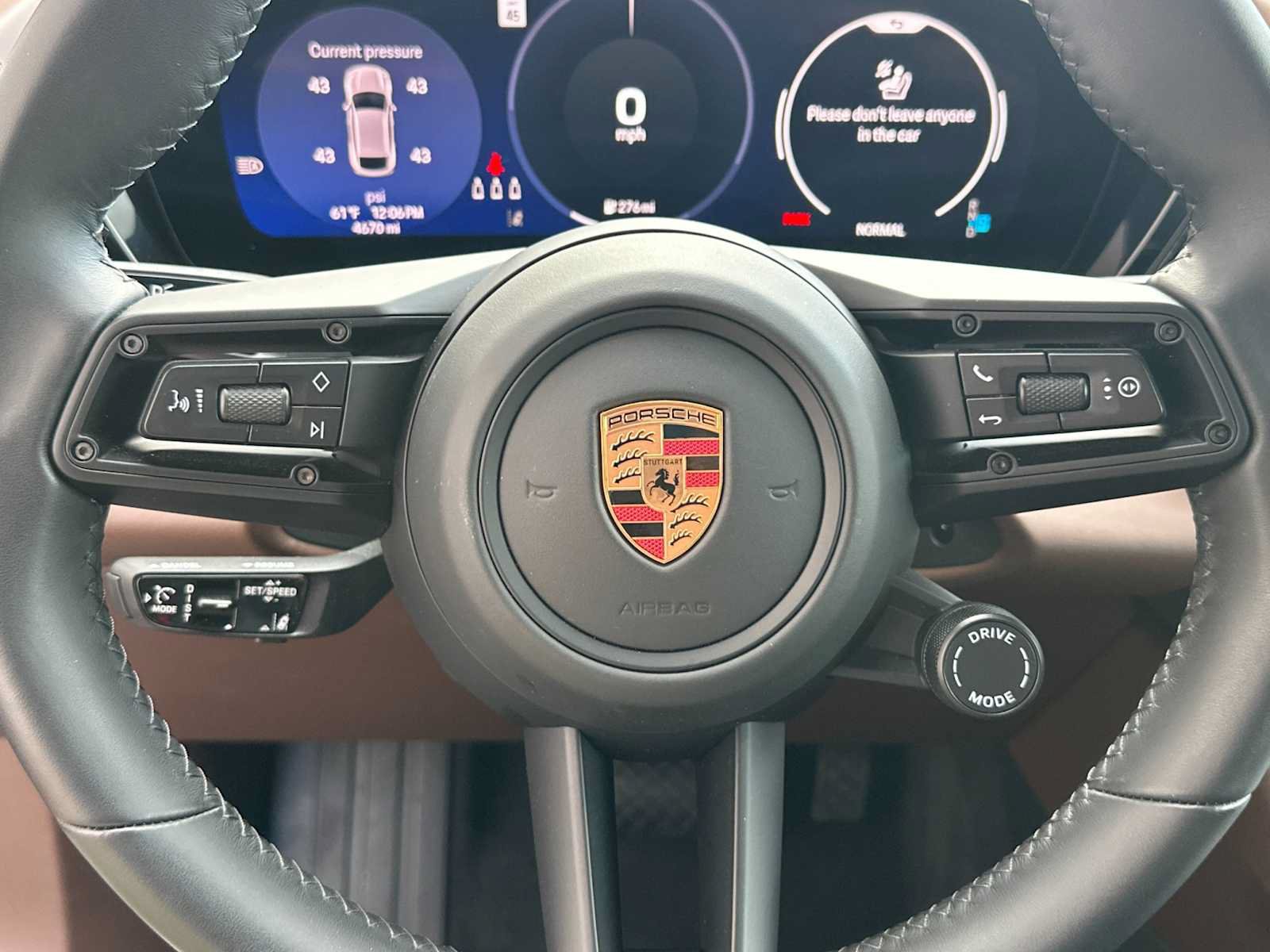 Certified 2025 Porsche Macan Electric RWD image 25