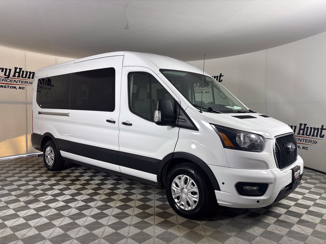 Used 2025 Ford Transit 350 XLT RWD image 3
