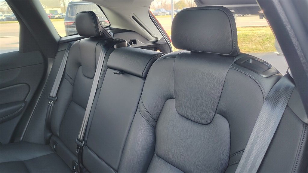 Certified 2025 Volvo XC60 B5 Plus image 25