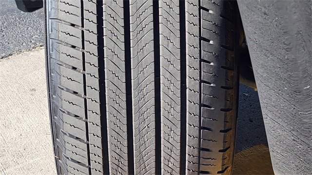 Used 2025 Chevrolet Suburban LT image 14