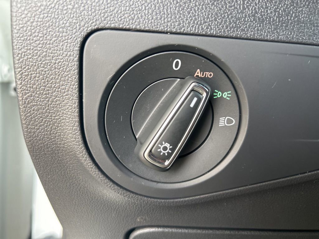 Used 2024 Volkswagen Tiguan SE w/ Panoramic Sunroof Package FWD image 24