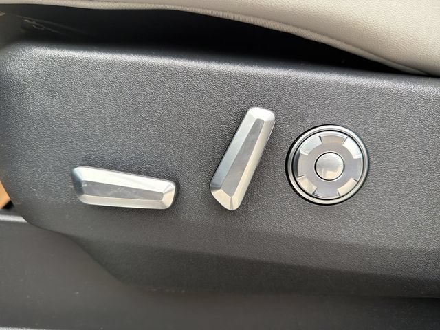 New 2025 Lincoln Navigator Reserve AWD/4WD image 12