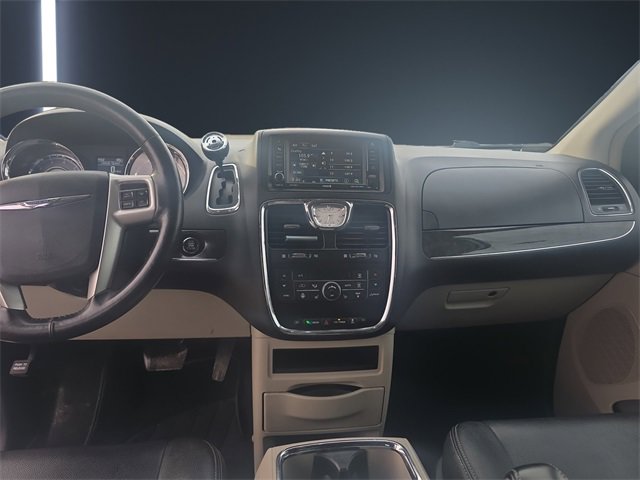 Used 2015 Chrysler Town & Country Touring w/ Driver Convenience Group image 11
