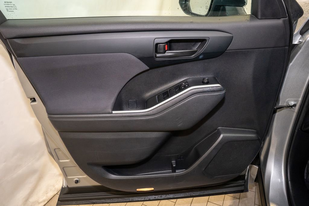 Used 2024 Toyota Highlander LE image 13