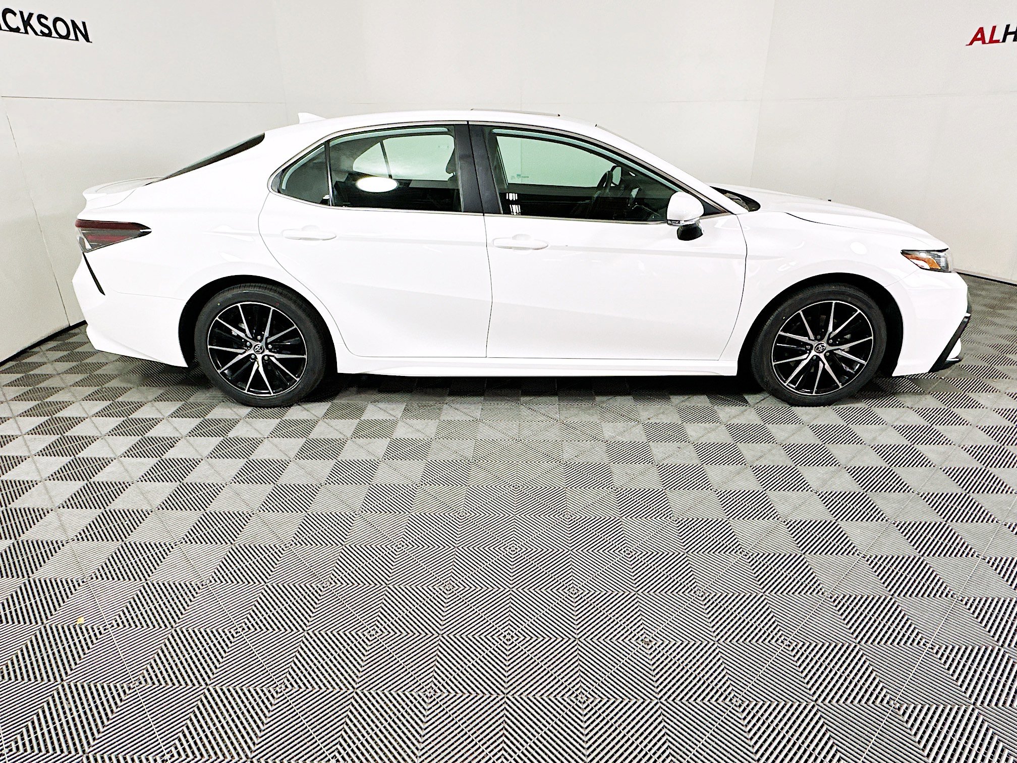 Used 2023 Toyota Camry SE image 2