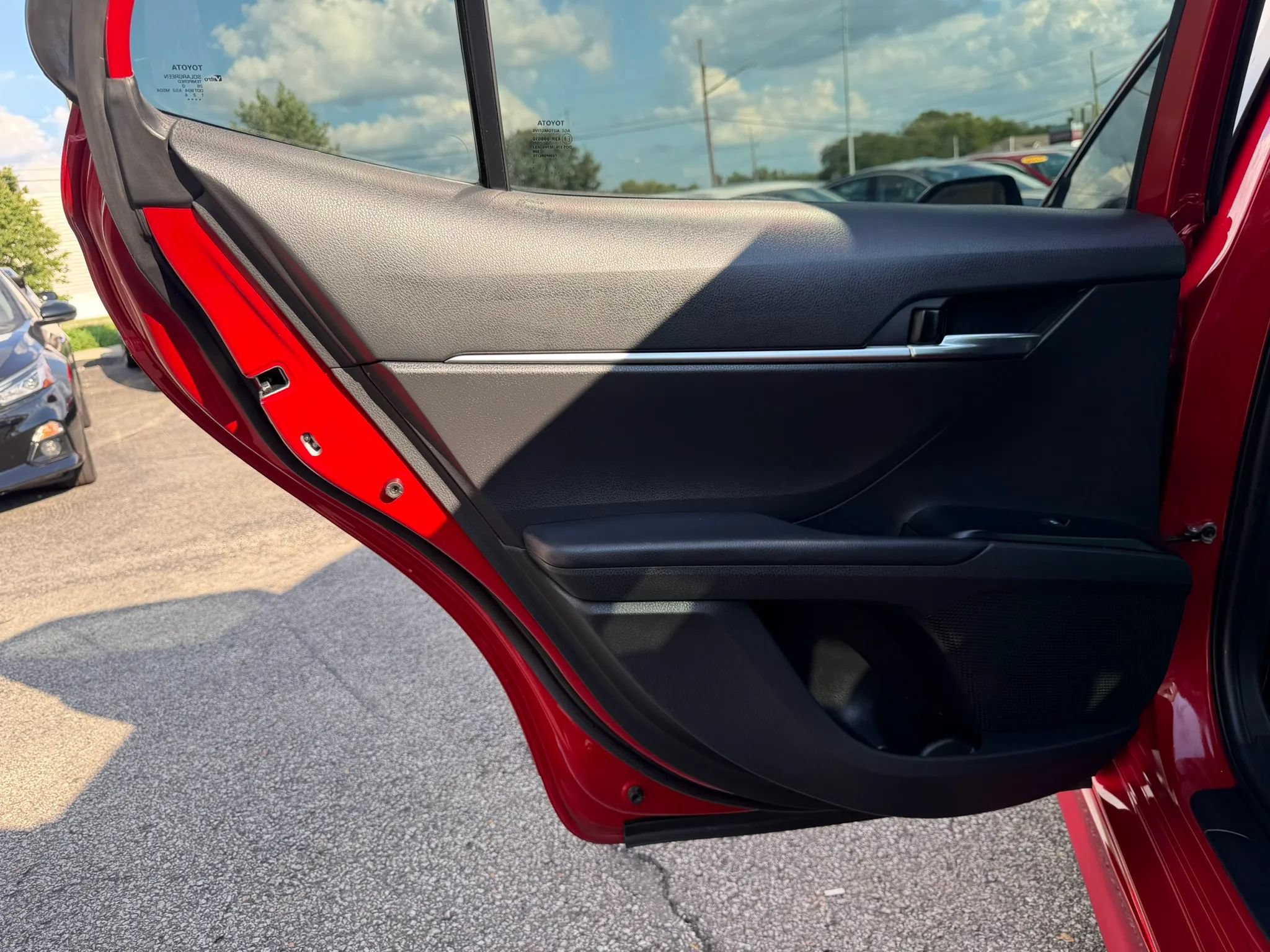 Used 2020 Toyota Camry SE w/ Convenience Package FWD image 17