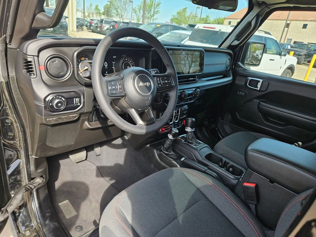 Used 2025 Jeep Wrangler Unlimited Rubicon AWD/4WD image 13