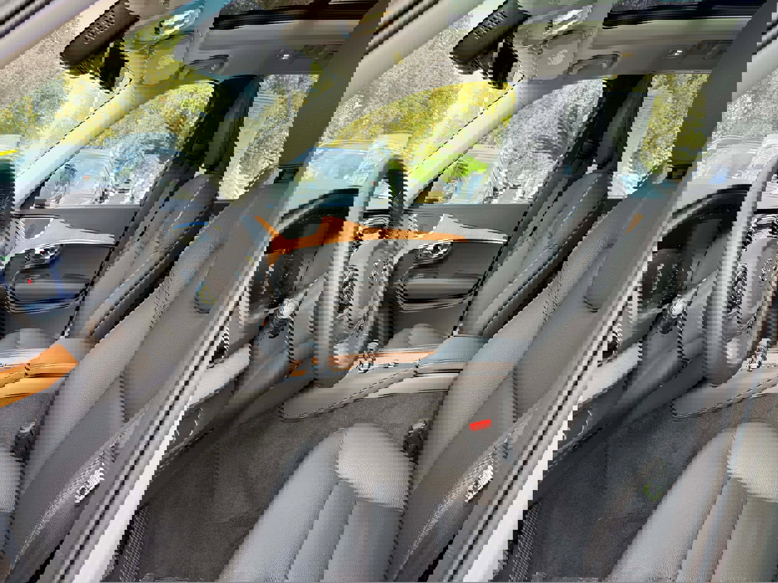 Certified 2025 Volvo XC90 B6 Ultra image 12