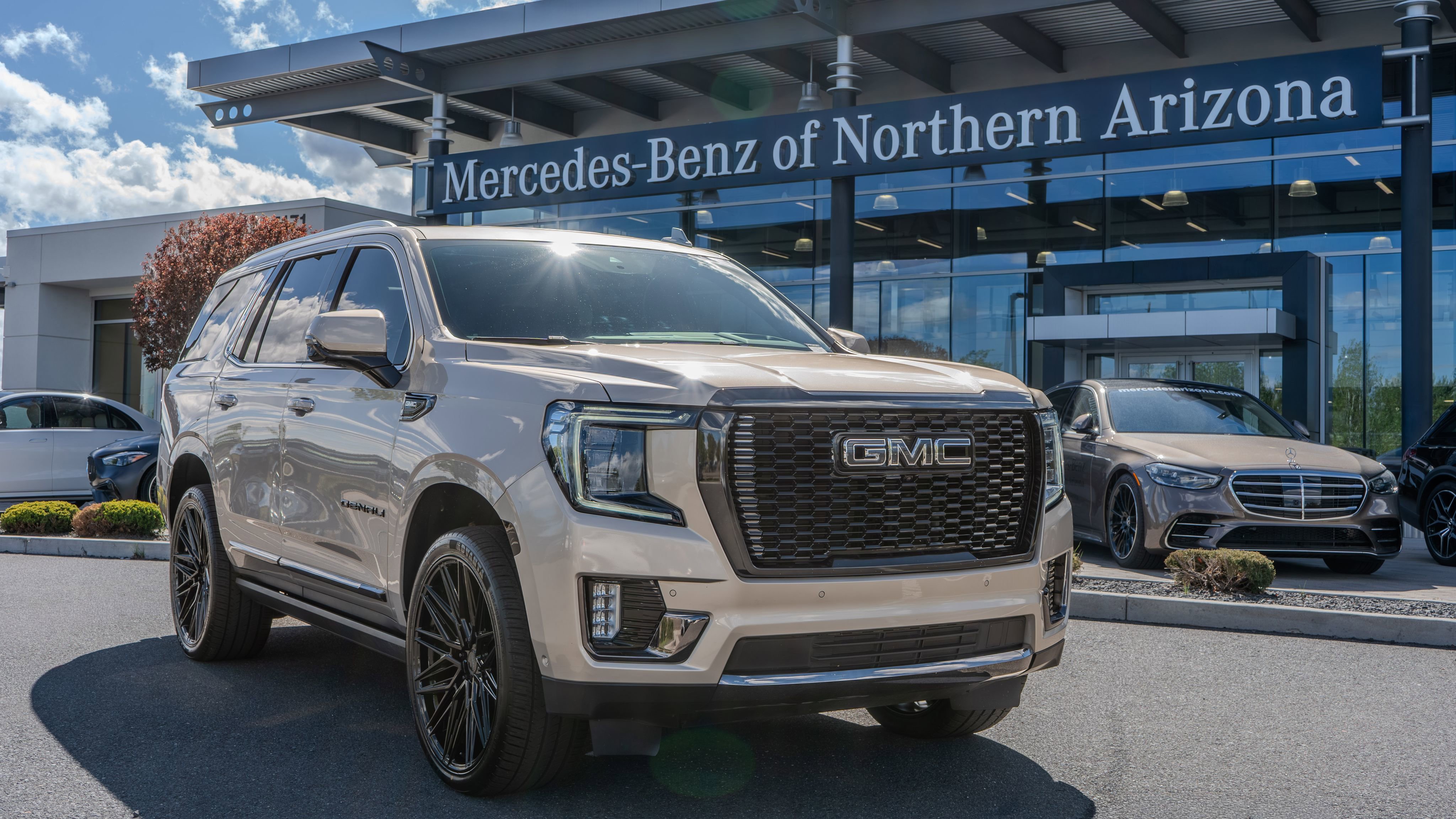 Used 2023 GMC Yukon Denali Ultimate image 1