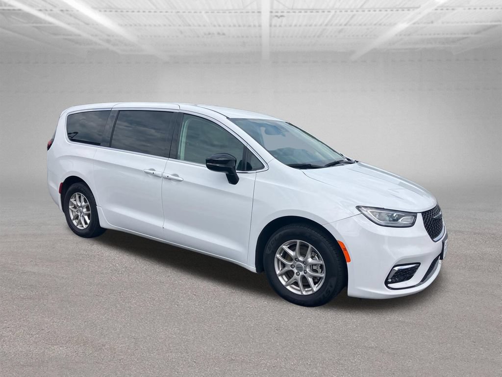Used 2024 Chrysler Pacifica Touring-L FWD image 8