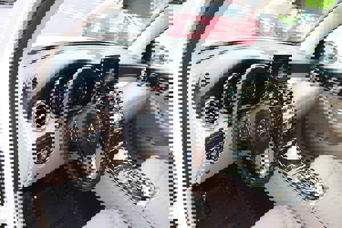 Used 2019 Mercedes-Benz GLC 300 w/ Premium Package image 17