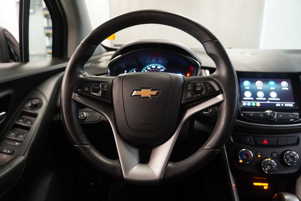 Used 2020 Chevrolet Trax LT w/ LT Convenience Package FWD image 17