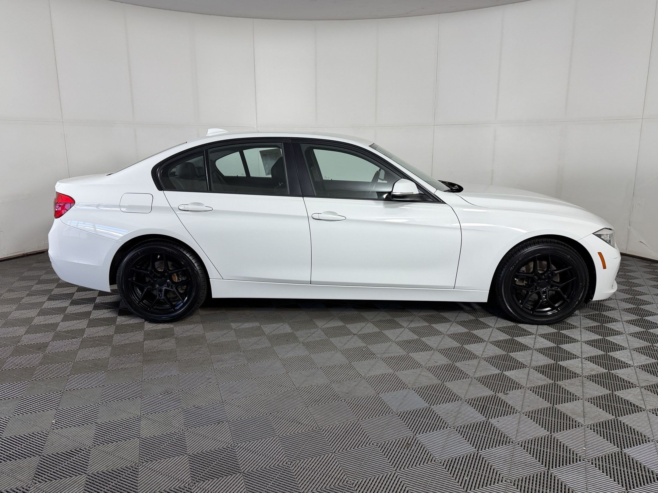 Used 2016 BMW 320i xDrive Sedan AWD/4WD image 8