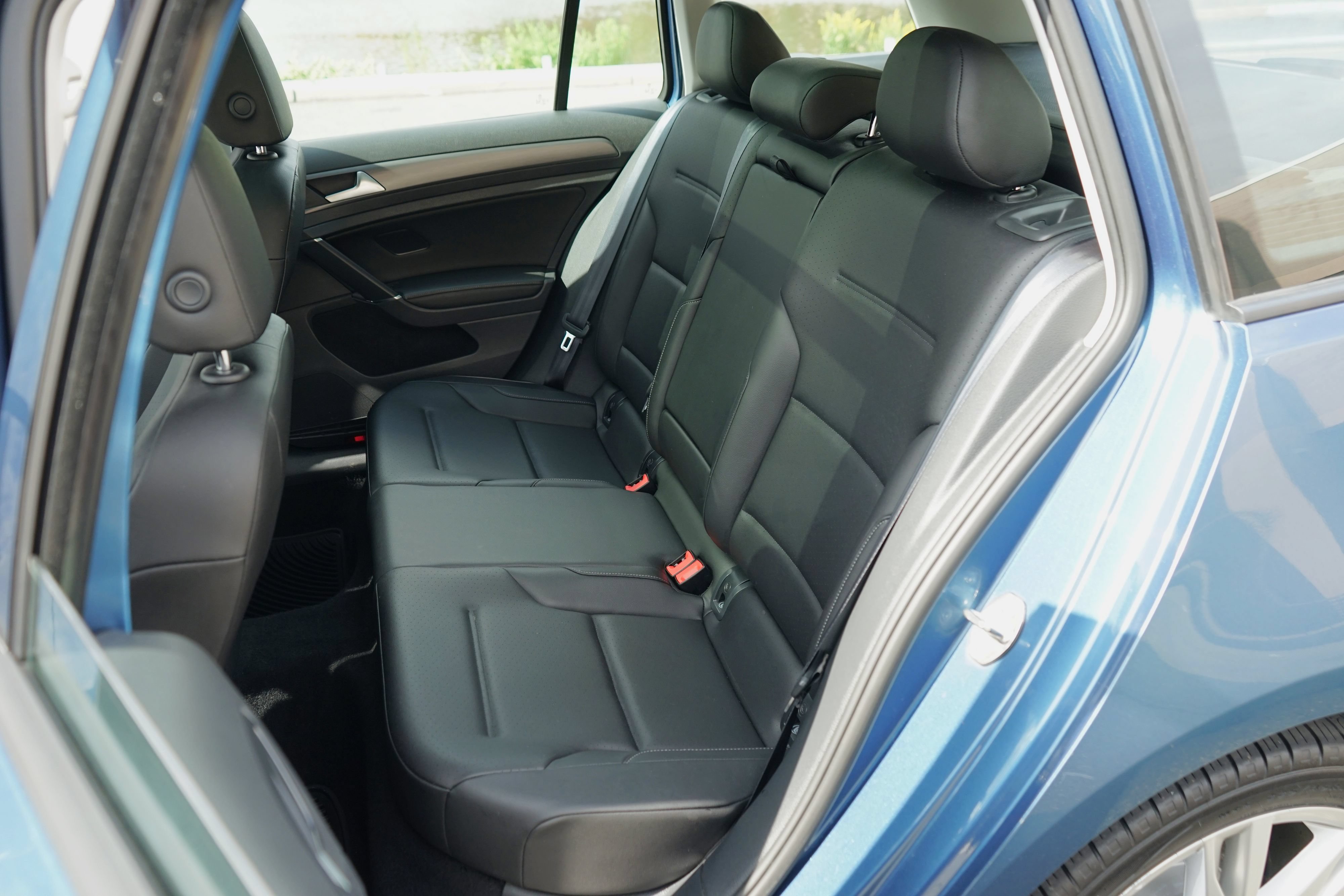 Used 2018 Volkswagen Golf SE FWD image 32