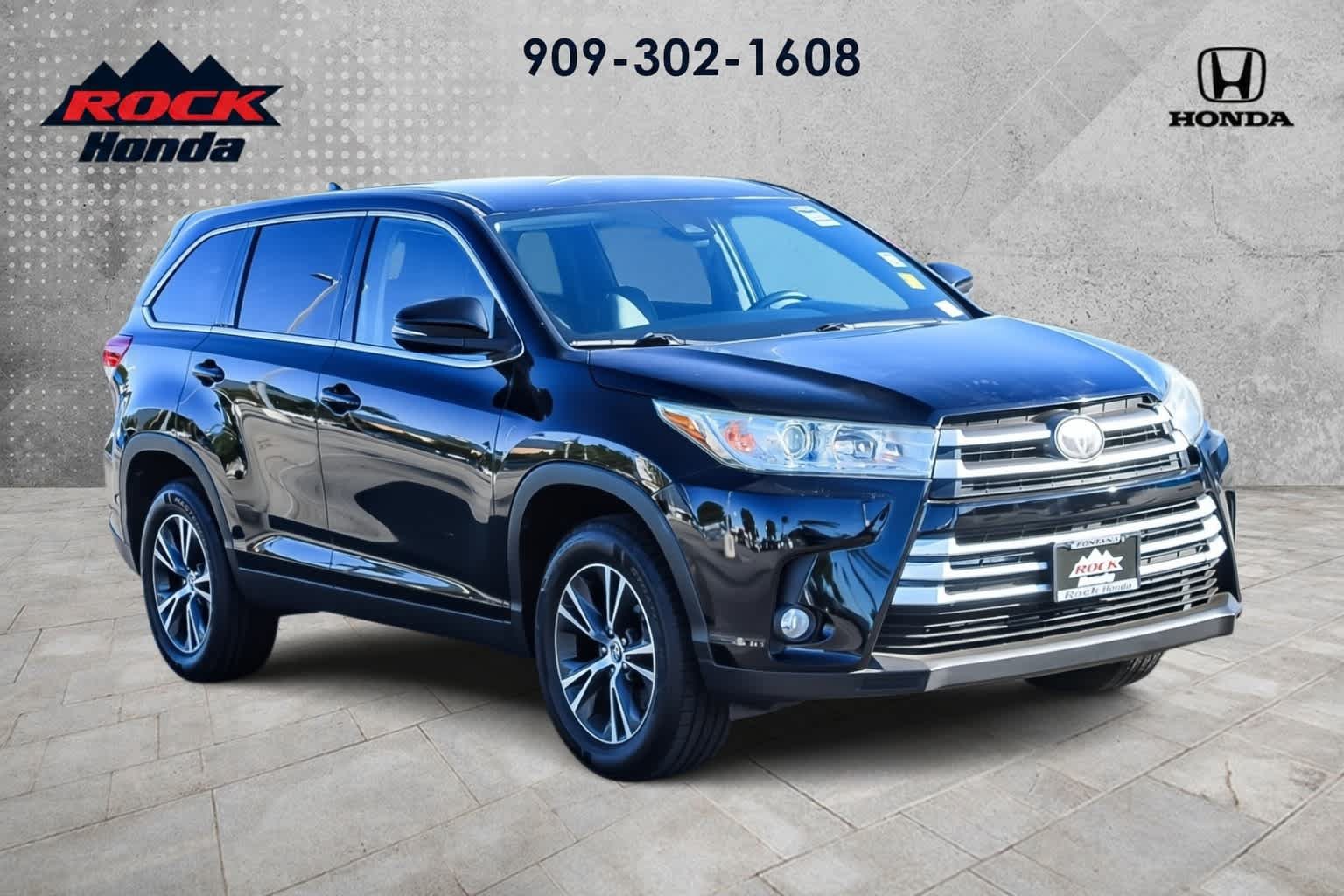 Used 2019 Toyota Highlander Plus FWD image 3