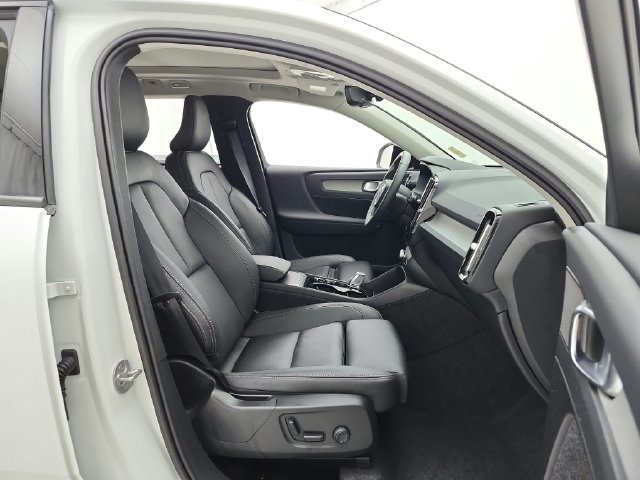 Certified 2025 Volvo XC40 B5 Ultra AWD/4WD image 26