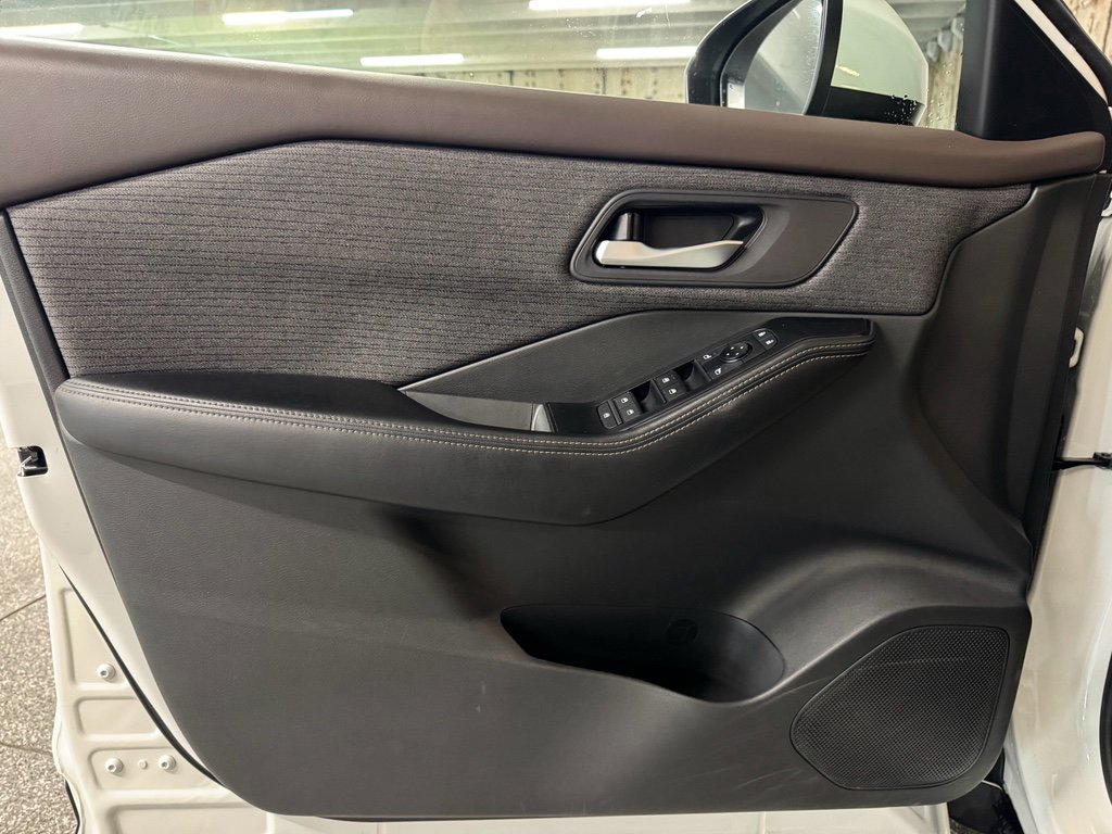 Used 2023 Nissan Rogue SV image 16