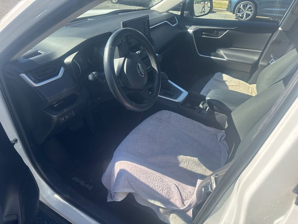 Used 2021 Toyota RAV4 LE image 7
