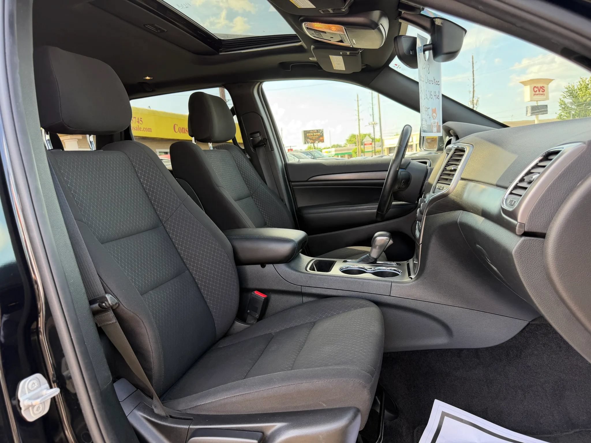 Used 2018 Jeep Grand Cherokee Laredo AWD/4WD image 12
