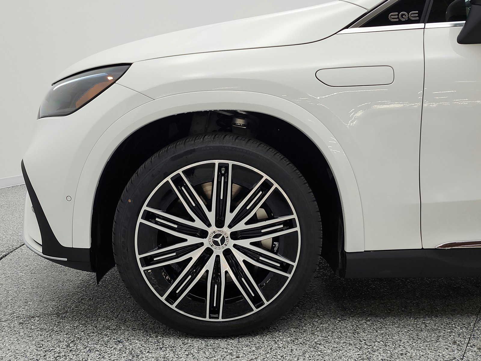 New 2026 Mercedes-Benz EQE 320 4MATIC SUV image 14