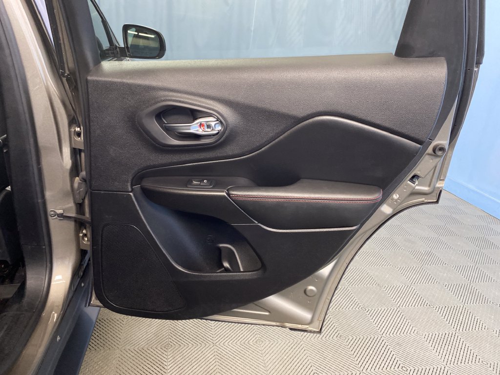 Used 2020 Jeep Cherokee Trailhawk AWD/4WD image 39