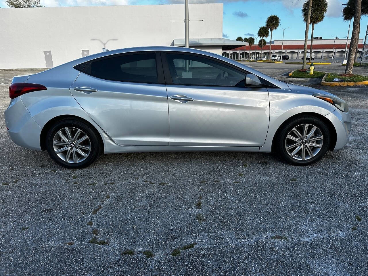 Used 2014 Hyundai Elantra SE w/ Option Group 02 FWD image 5