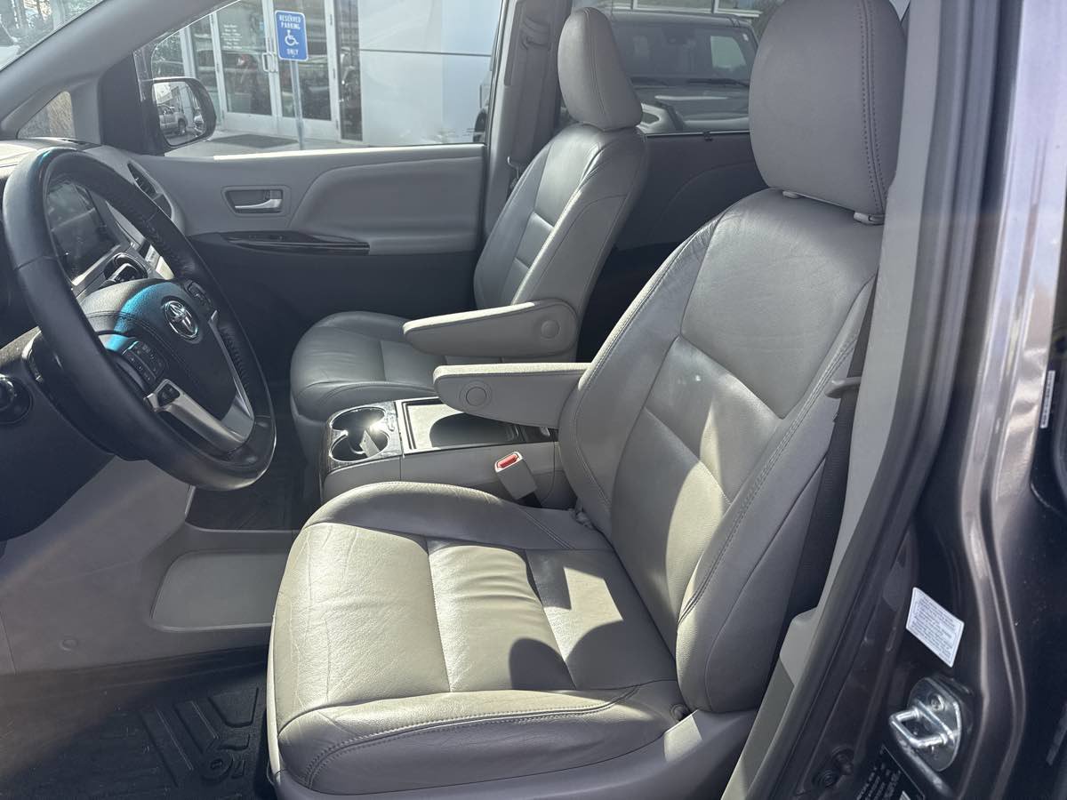 Used 2015 Toyota Sienna XLE image 14