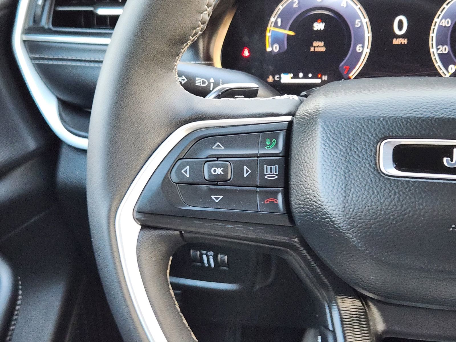 Used 2025 Jeep Grand Cherokee Laredo w/ Luxury Tech Group I image 30