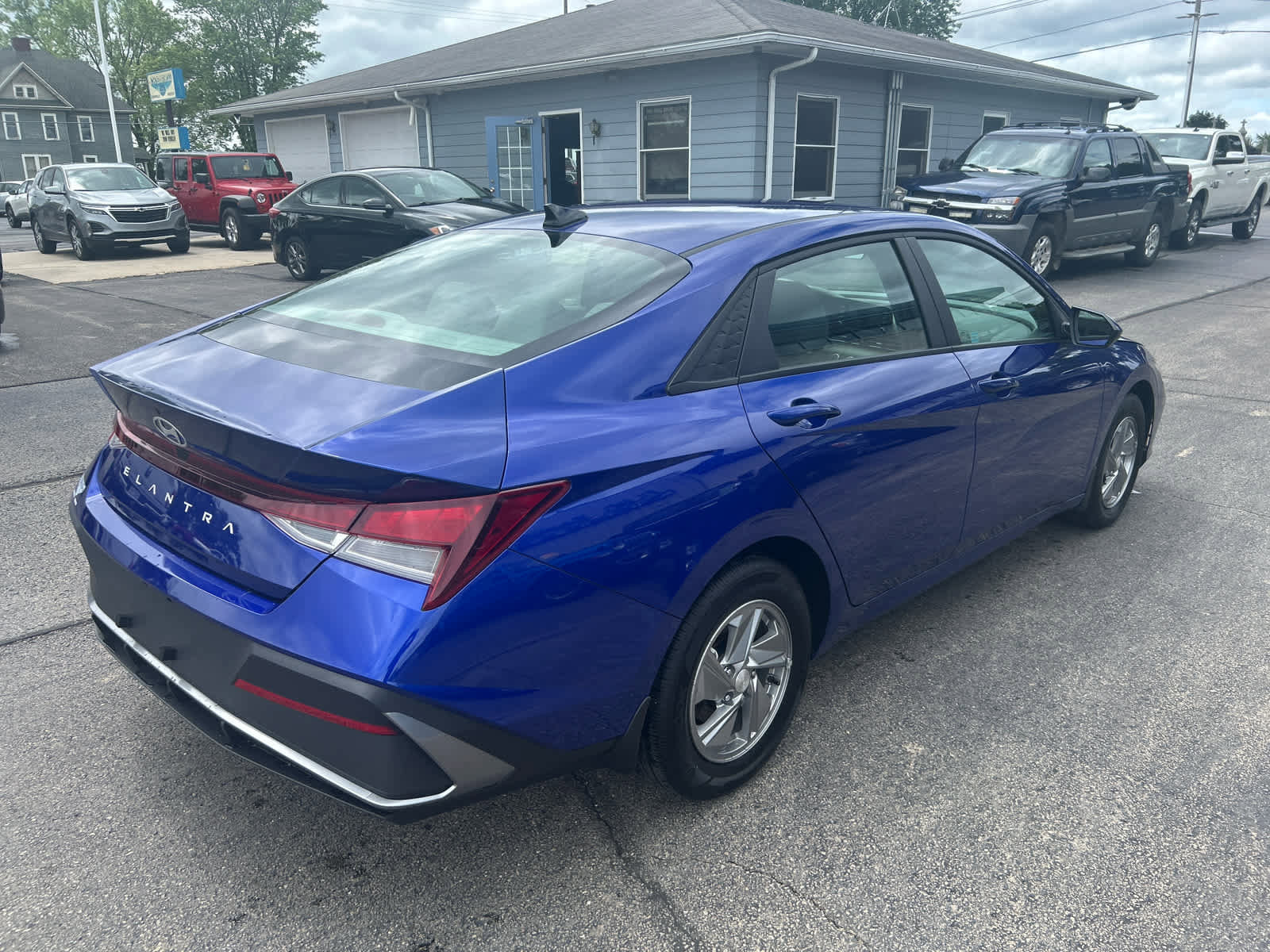 Used 2024 Hyundai Elantra SE image 3