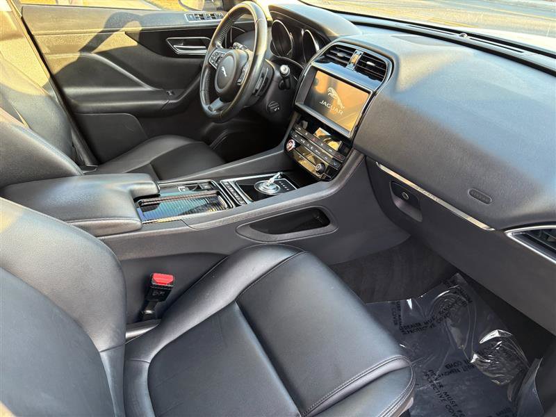 Used 2020 Jaguar F-PACE 25T image 11