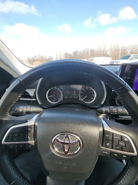 Used 2023 Toyota Highlander XLE image 9