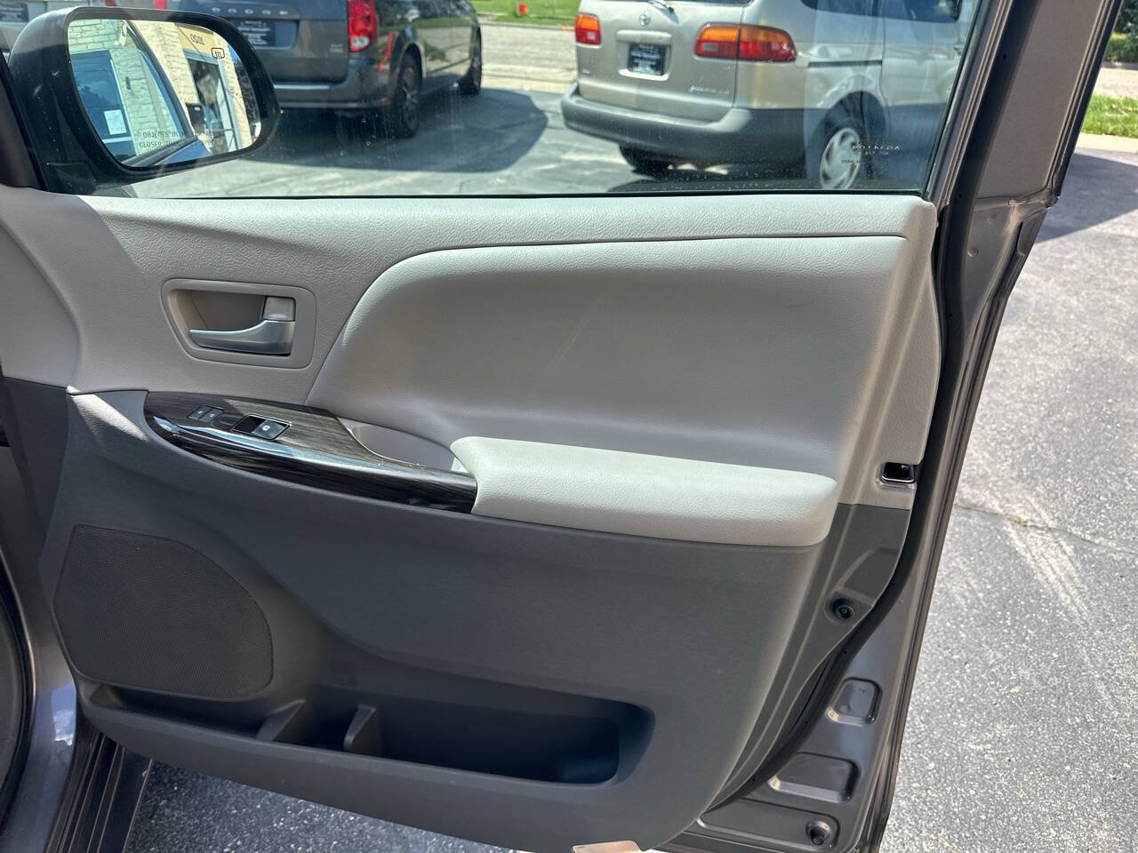 Used 2017 Toyota Sienna XLE w/ XLE Navigation Package FWD image 11