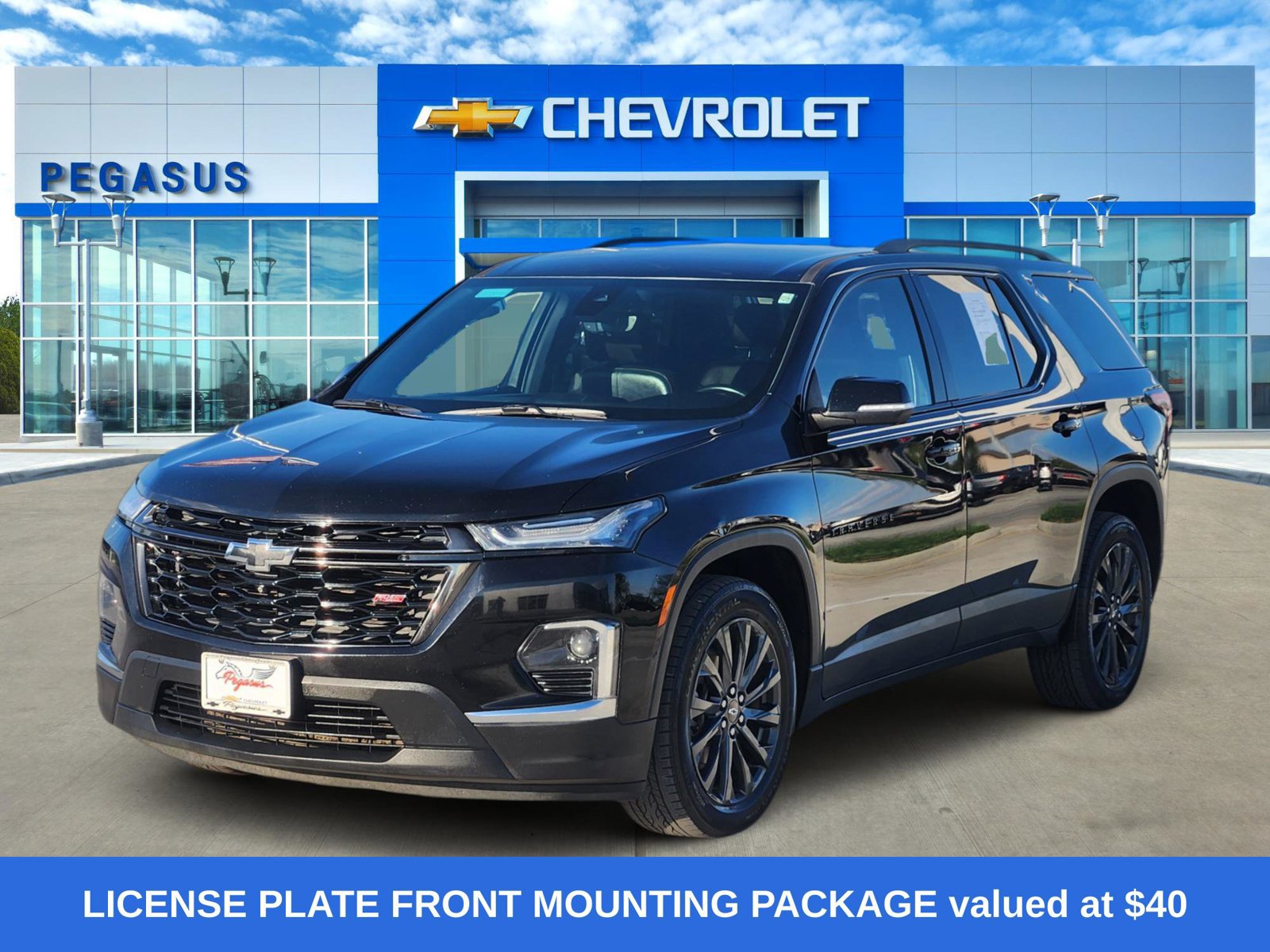 Used 2023 Chevrolet Traverse RS FWD image 2