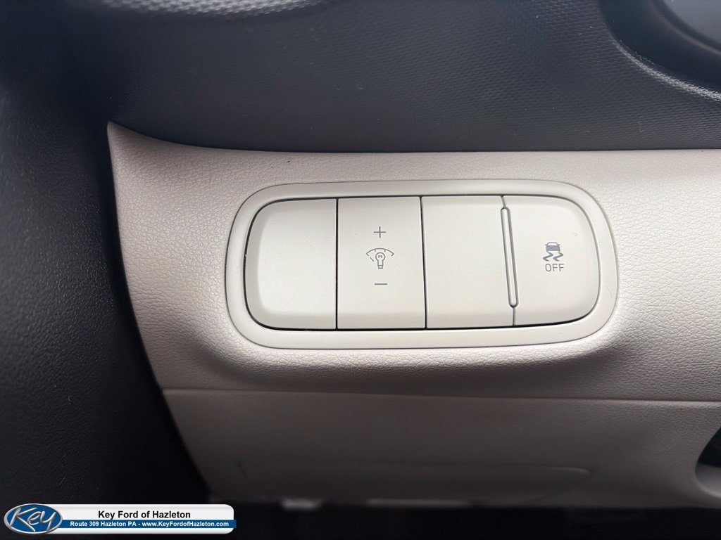 Used 2025 Hyundai Venue SEL FWD image 18