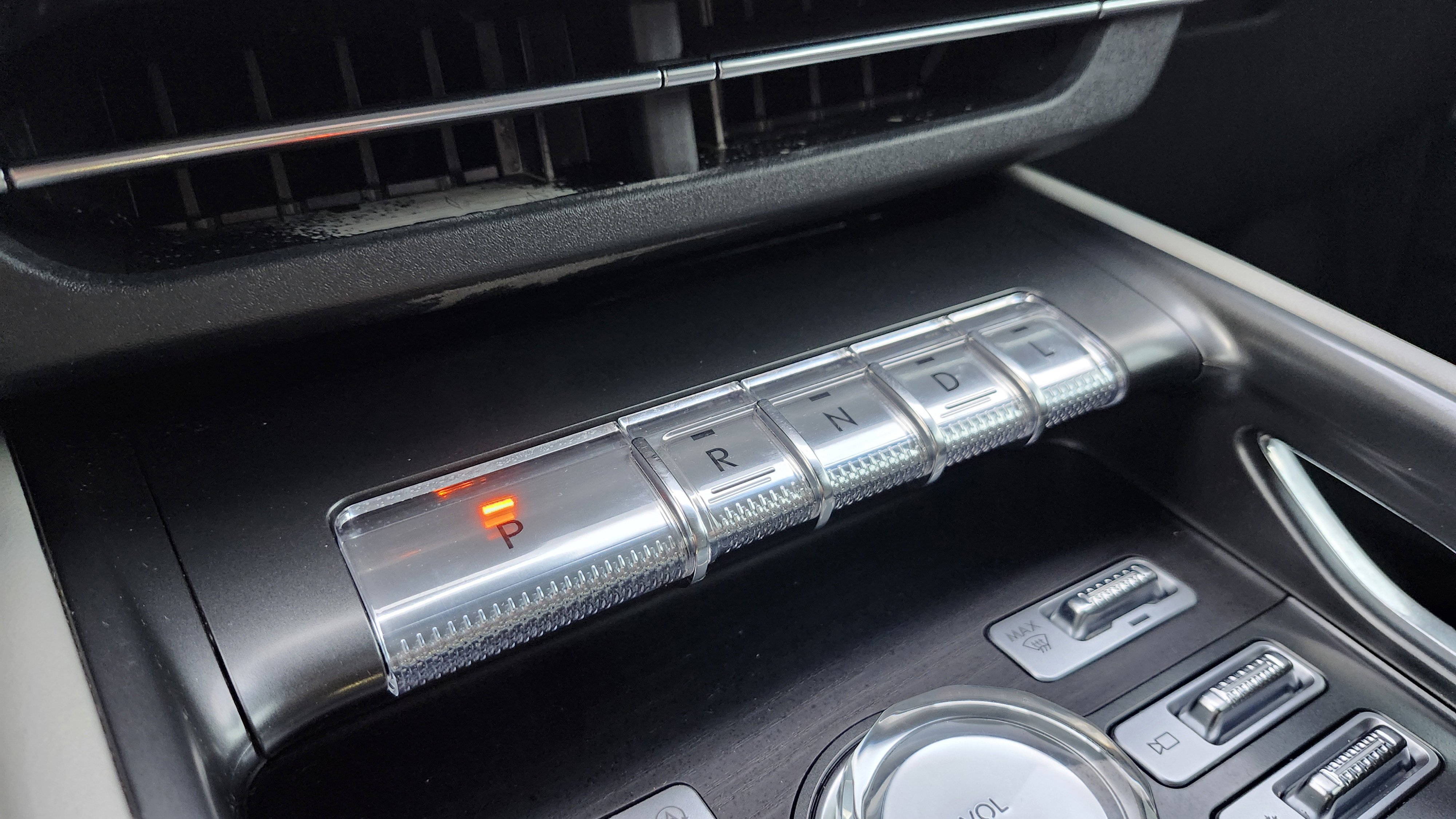 Used 2024 Lincoln Nautilus Reserve image 9