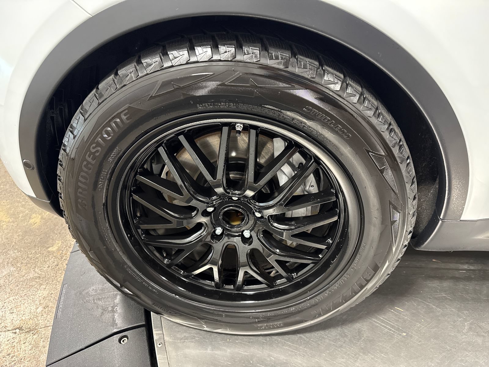 Used 2019 Land Rover Discovery HSE Luxury AWD/4WD image 2