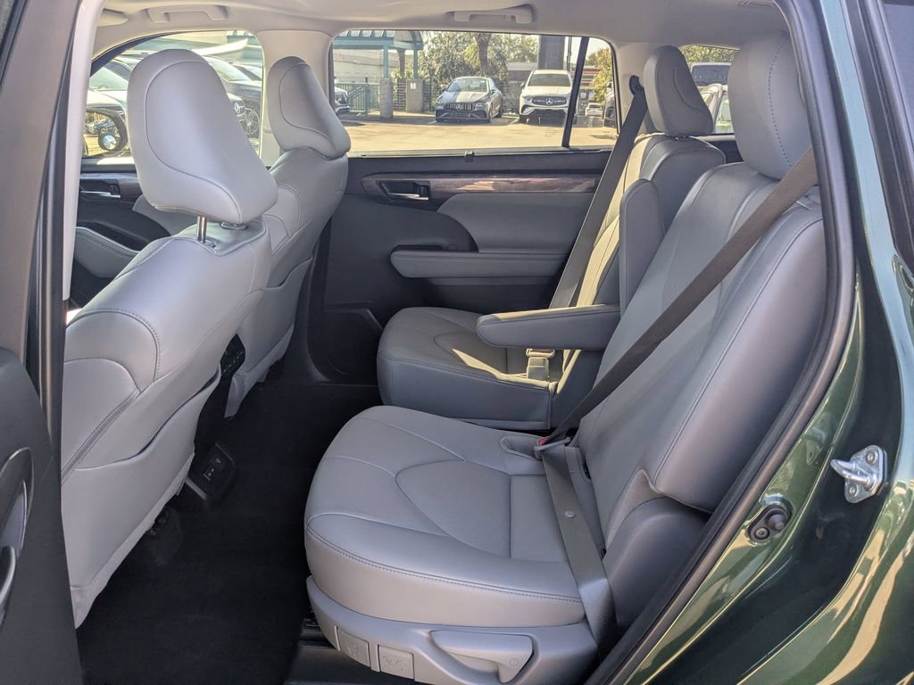 Used 2024 Toyota Highlander Limited image 29