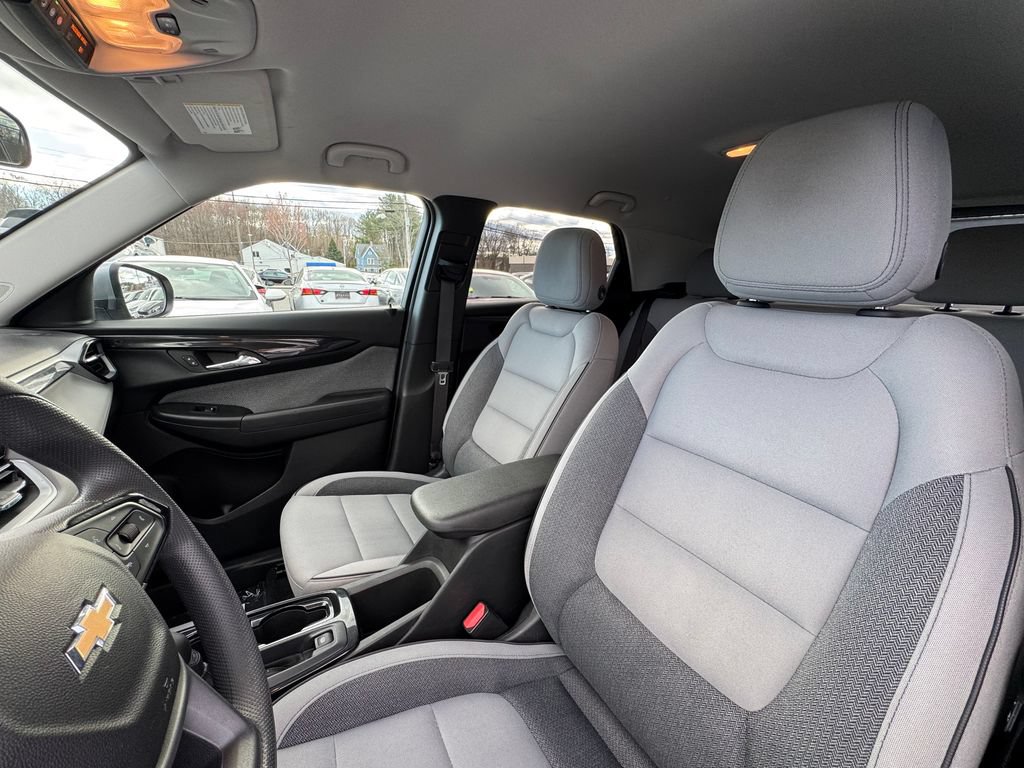 Used 2025 Chevrolet TrailBlazer LT AWD/4WD image 21
