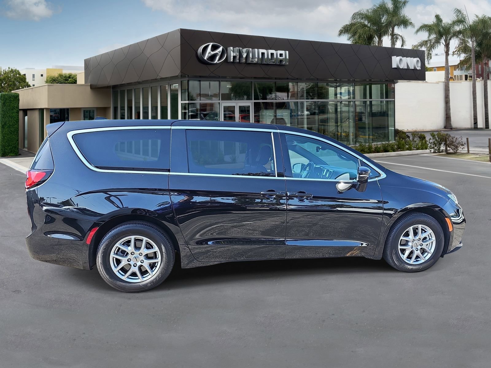 Used 2025 Chrysler Pacifica Select FWD image 2