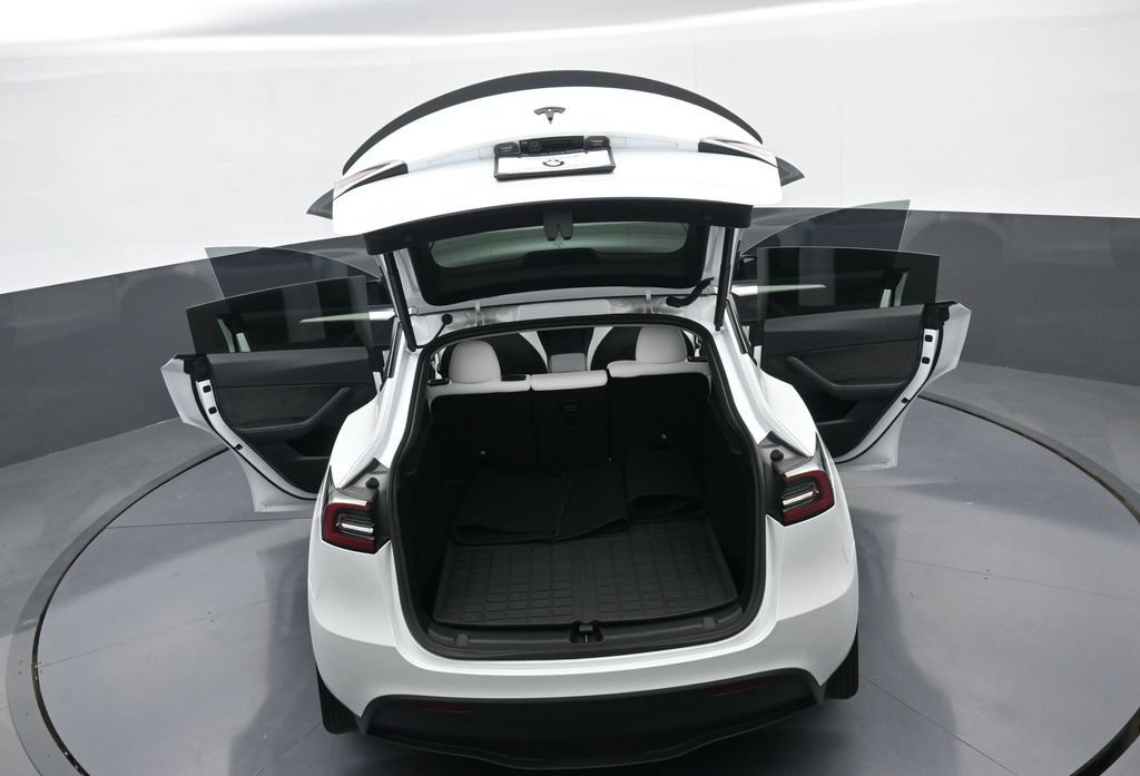 Used 2025 Tesla Model Y Long Range RWD image 43