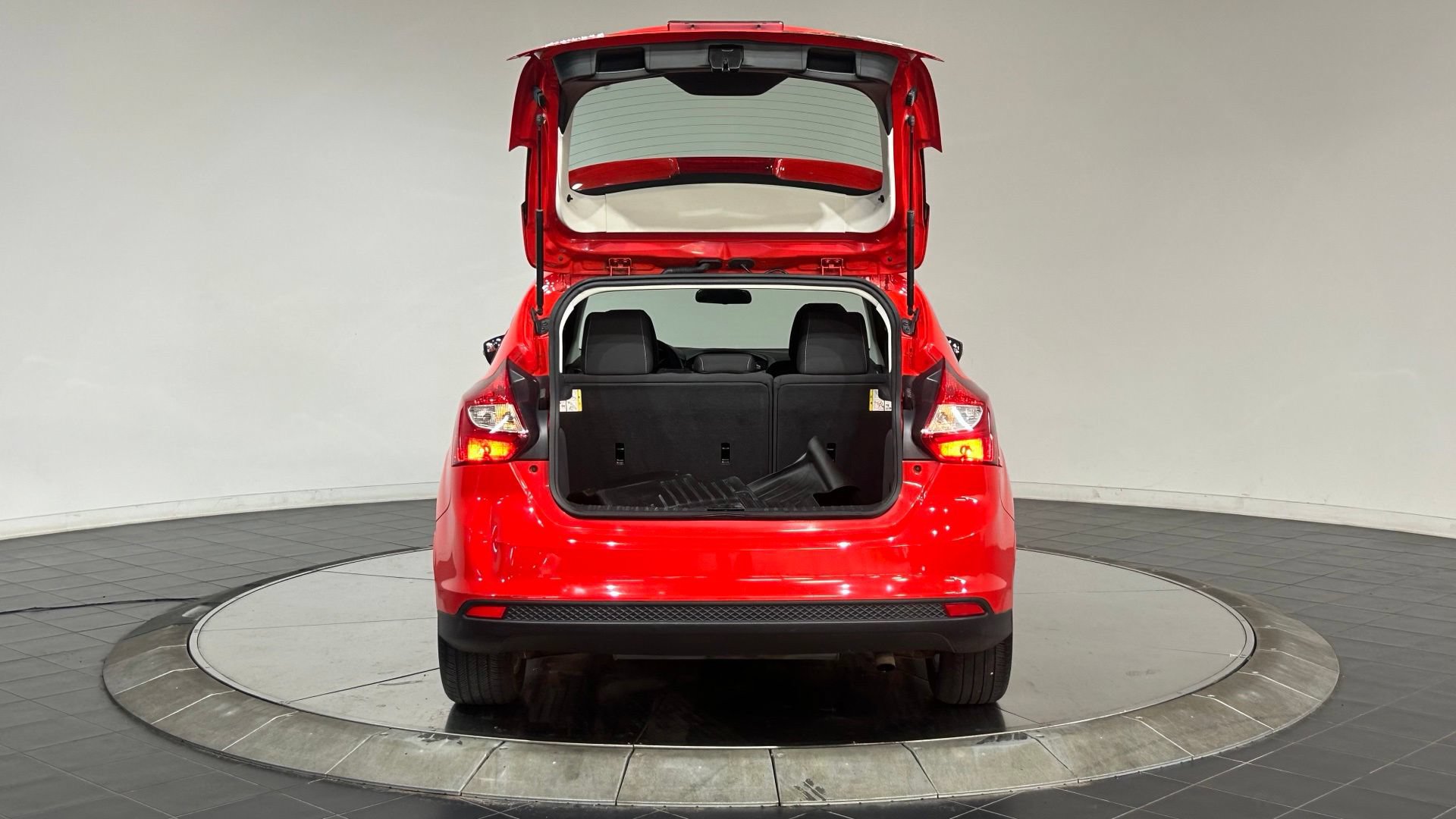 Used 2013 Ford Focus SE FWD image 25