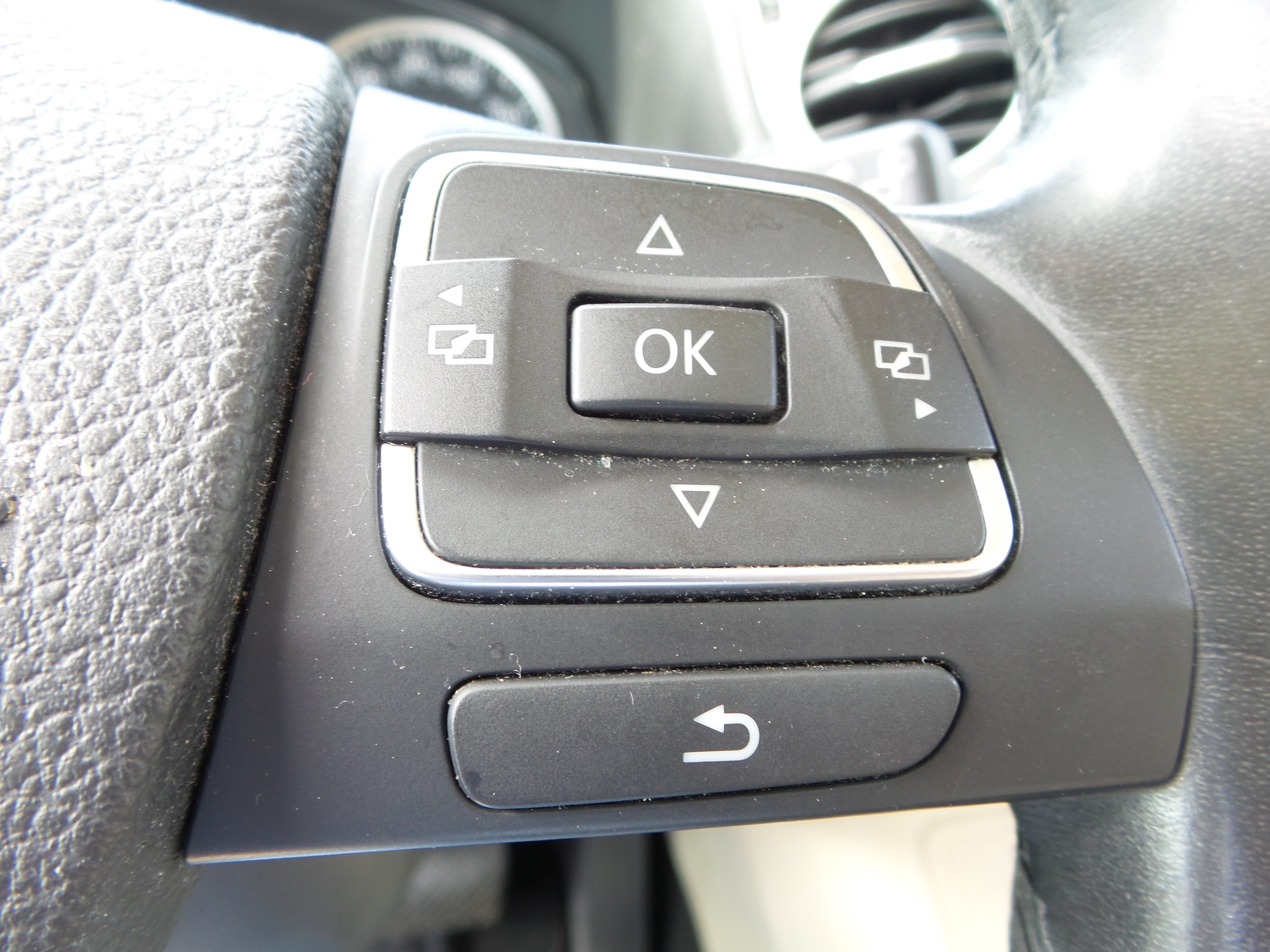 Used 2015 Volkswagen Tiguan SEL FWD image 72