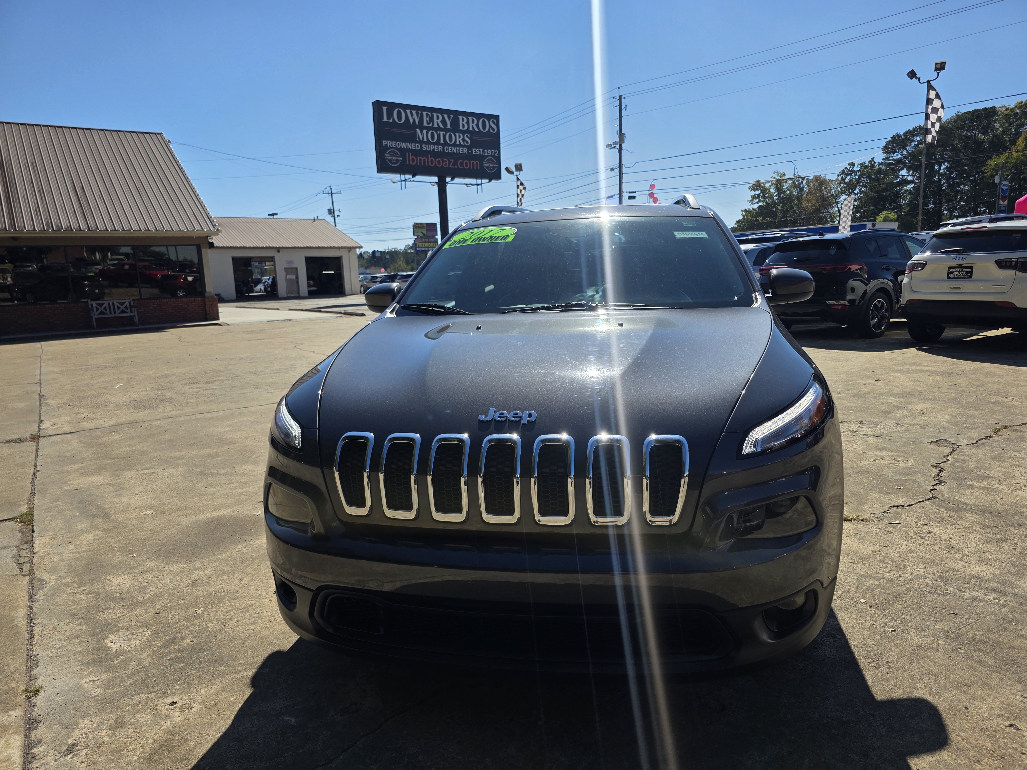 Used 2017 Jeep Cherokee Latitude w/ Comfort/Convenience Group FWD image 2