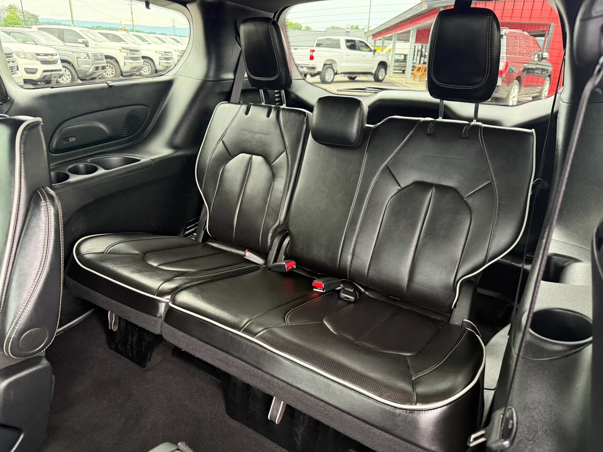 Used 2025 Chrysler Pacifica Limited FWD image 16