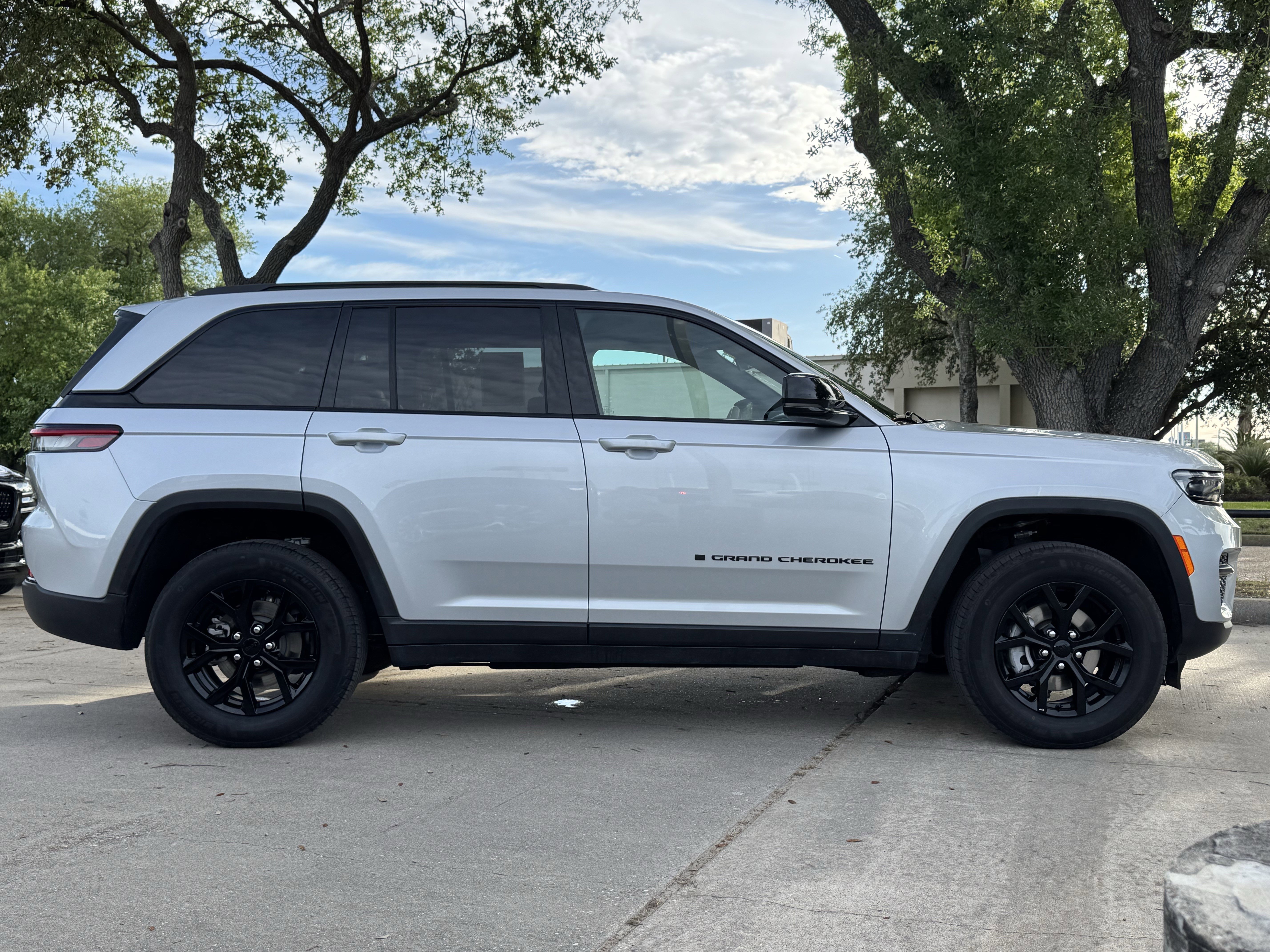 Used 2025 Jeep Grand Cherokee Altitude AWD/4WD image 7